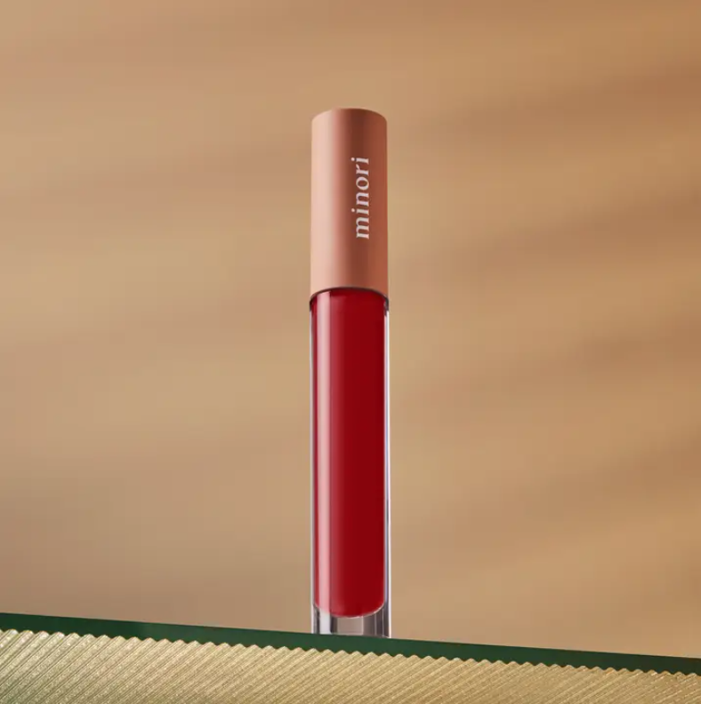Red gloss with 'Minori' branding on a beige background